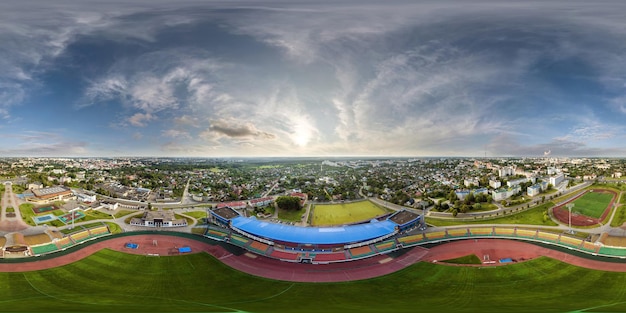 Foto vista panorámica aérea 360 hdri desde arriba en un estadio vacío o complejo deportivo en proyección esférica equirectangular sin fisuras lista para usar como reemplazo del cielo en panoramas de drones 360