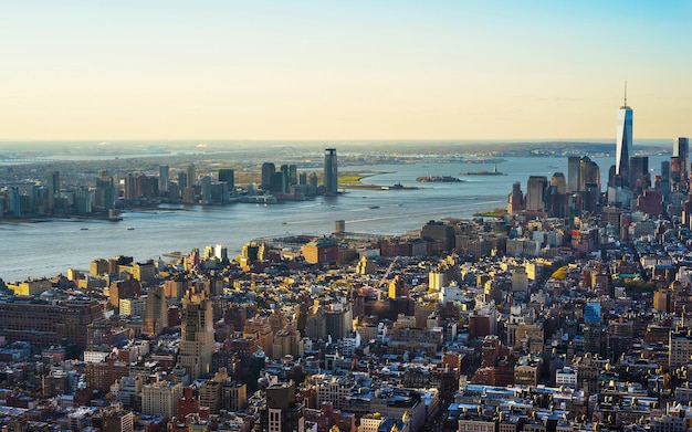 Vista panorámica aérea al centro de Manhattan y al Bajo Manhattan Nueva York, Estados Unidos. Skyline con rascacielos. Ciudad de Nueva Jersey. Edificio de arquitectura americana. Panorama de la metrópolis de Nueva York