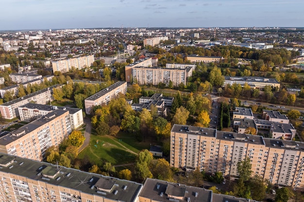 Vista panorámica aérea desde la altura de un complejo residencial de varios pisos y desarrollo urbano