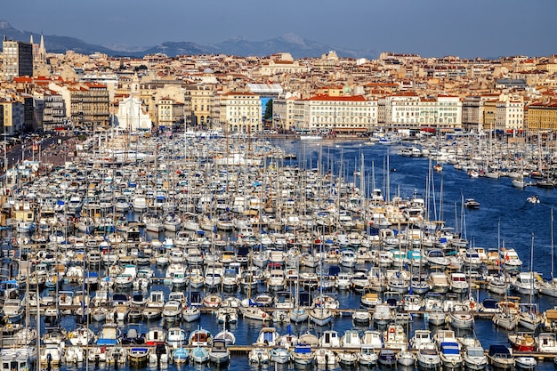 Vista panorámica aérea del antiguo puerto de Marsella Francia con yates y barcos y la ciudad