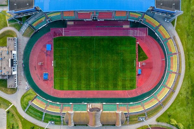 Vista panorámica aérea desde arriba en el estadio vacío o vista del complejo deportivo en el estadio de fútbol desde la vista de pájaro