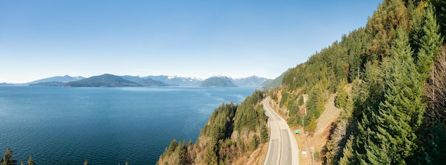 Vista panorámica aérea de la autopista Sea to Sky en la costa oeste del Océano Pacífico