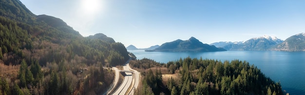 Vista panorámica aérea de la autopista Sea to Sky en la costa oeste del Océano Pacífico