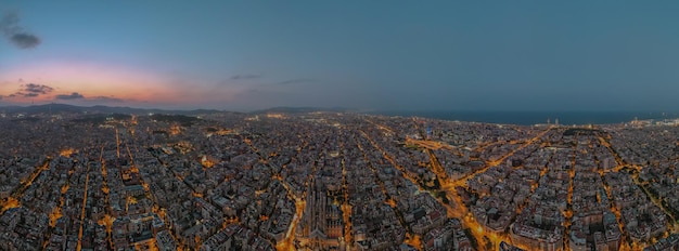 Vista panorámica aérea de la basílica de la Sagrada Familia Barcelona por la noche