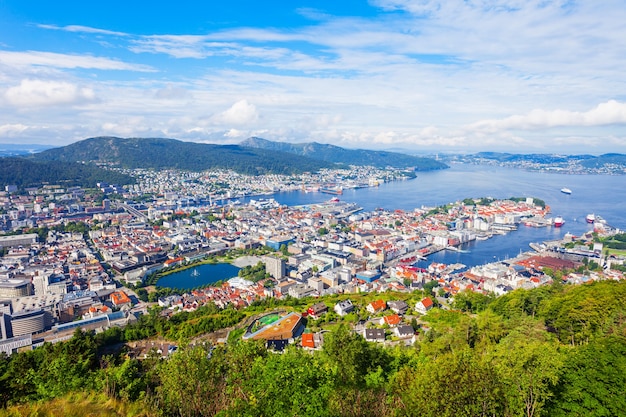 Vista panorámica aérea de Bergen desde el mirador del monte Floyen. Bergen es una ciudad y municipio de Hordaland, Noruega.