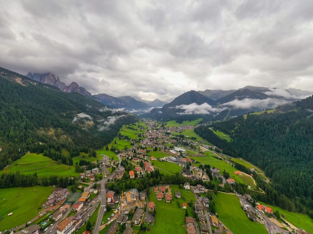 Vista panorâmica aérea bonita dos cumes das dolomites, Itália. Montanhas cobertas por nuvens e nevoeiro. Cadeias de montanhas Catinaccio. Vale de Fassa