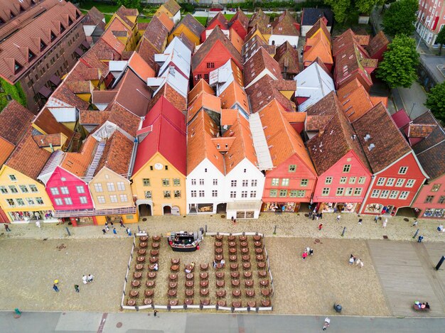 Vista panorámica aérea de Bryggen. Bryggen es una serie de edificios comerciales en el puerto de Vagen en Bergen, Noruega.