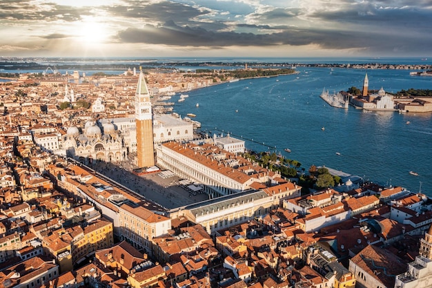 Vista panorámica aérea del campanario icónico y único en la plaza de San Marcos o la Piazza San Marco, Venecia, Italia