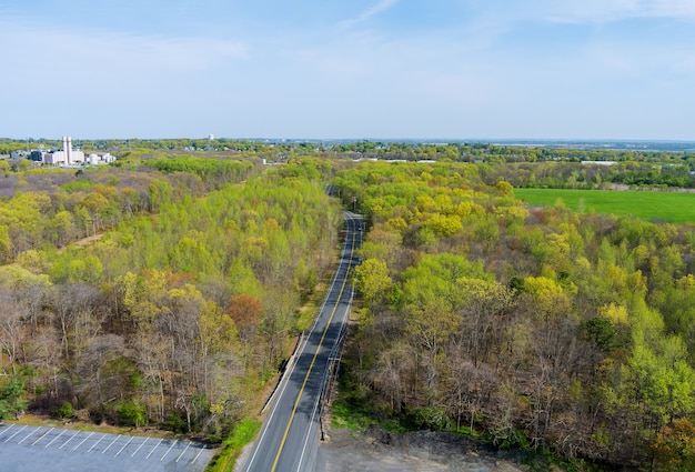 Vista panorámica aérea de una carretera en medio del bosque