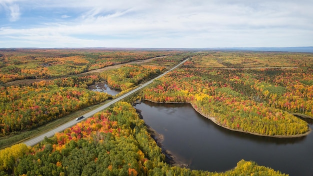 Vista panorámica aérea de la carretera en un paisaje canadiense durante la temporada de colores de otoño