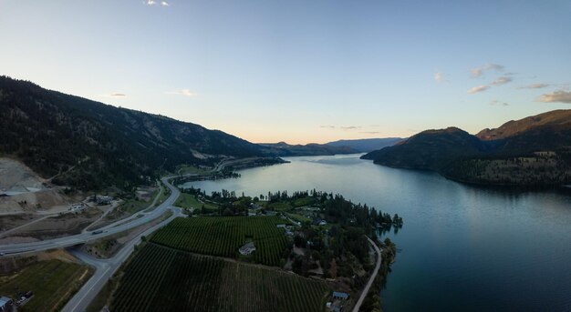 Vista panorámica aérea de casas cerca de un lago