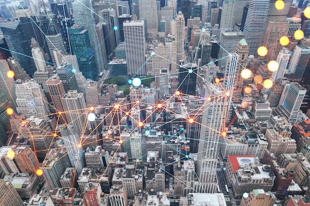 Vista panorámica aérea de la ciudad en la azotea del distrito del centro financiero de la ciudad de Nueva York durante el día Manhattan Nueva York EE.UU. Holograma de las redes sociales Concepto de redes y establecimiento de nuevas conexiones de personas