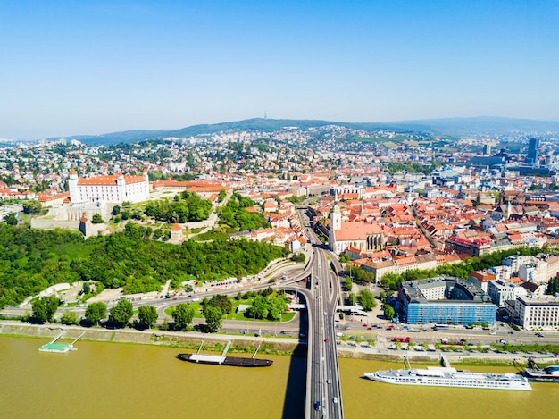 Vista panorámica aérea de la ciudad de Bratislava. Bratislava es la capital de Eslovaquia.