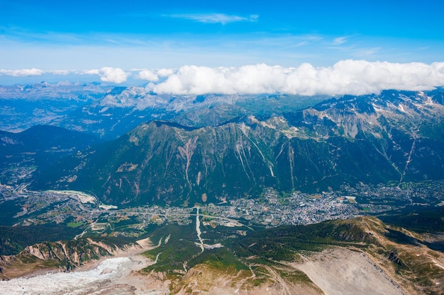 Vista panorámica aérea de la ciudad de Chamonix