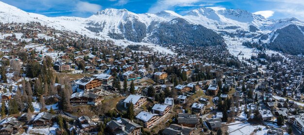 Vista panorámica aérea de la ciudad de la estación de esquí de Verbier en Suiza