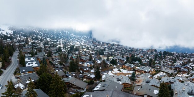 Foto vista panorámica aérea de la ciudad de la estación de esquí de verbier en suiza