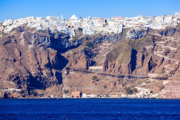 Vista panorámica aérea de la ciudad de Fira, Santorini. Fira es la capital moderna de la isla de Santorini, Cícladas en Grecia.