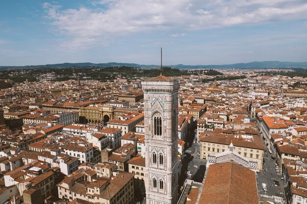 Vista panorámica aérea de la ciudad de Florencia y el campanario de Giotto es parte del complejo de la Catedral de Florencia (Cattedrale di Santa Maria del Fiore)