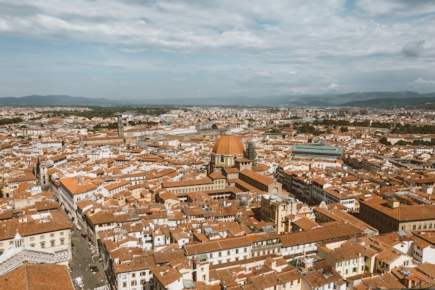 Vista panorámica aérea de la ciudad de Florencia desde la cúpula de la Catedral de Florencia (Cattedrale di Santa Maria del Fiore)