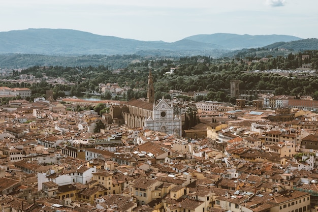 Vista panorámica aérea de la ciudad de Florencia desde la cúpula de la Catedral de Florencia (Cattedrale di Santa Maria del Fiore)