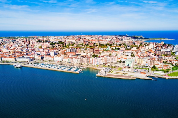 Vista panorámica aérea de la ciudad de Santander. Santander es la capital de la región de Cantabria en España