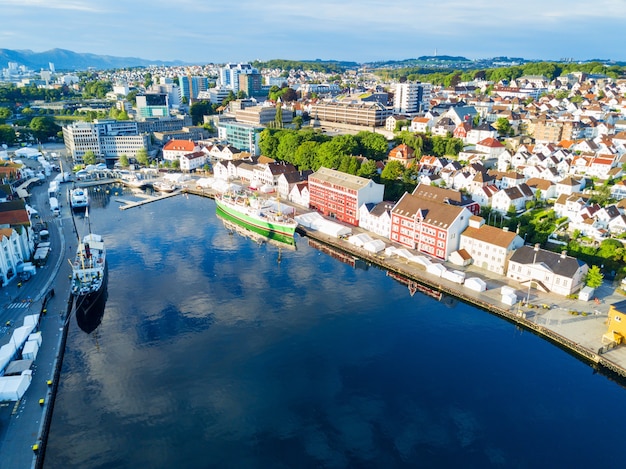 Vista panorámica aérea de la ciudad vieja de Vagen en Stavanger, Noruega