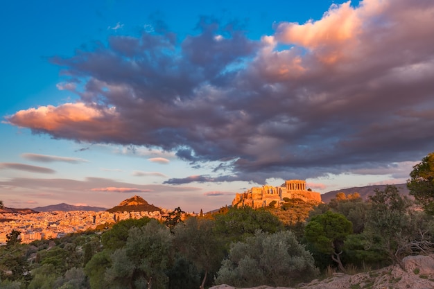 Foto vista panorámica aérea de la colina de la acrópolis con el partenón y el monte lycabettus en la hermosa puesta de sol en atenas, grecia