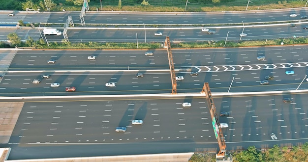 Vista panorâmica aérea com rodovia de alta velocidade com estrada de tráfego a ponte sobre o rio