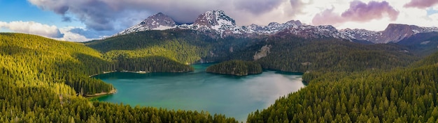 Vista panorámica aérea de Crno Jezero (lago Negro) en el parque nacional de Durmitor en Montenegro