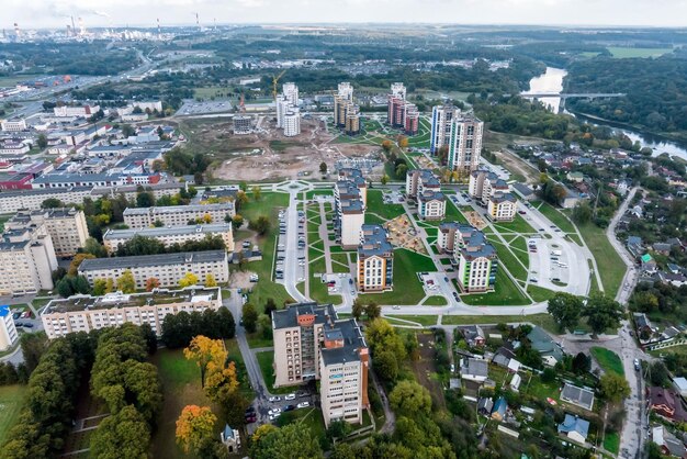 Vista panorâmica aérea da altura de um complexo residencial de vários andares e desenvolvimento urbano no outono