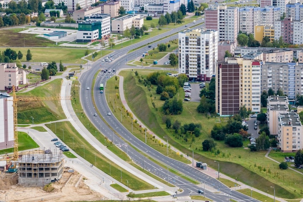 Vista panorâmica aérea da altura de um complexo residencial de vários andares e desenvolvimento urbano