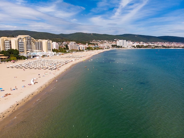 Vista panorâmica aérea da área de Sunny Beach da Bulgária espreguiçadeiras e guarda-sóis de areia Vista de drone de cima do destino de férias de verão