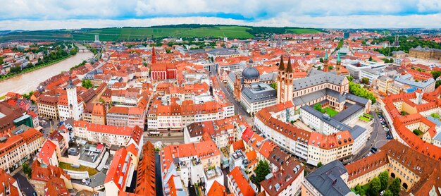 Foto vista panorâmica aérea da catedral de wurzburg e da igreja colegiada de neumunster na cidade velha de wurzburg, na baviera, alemanha