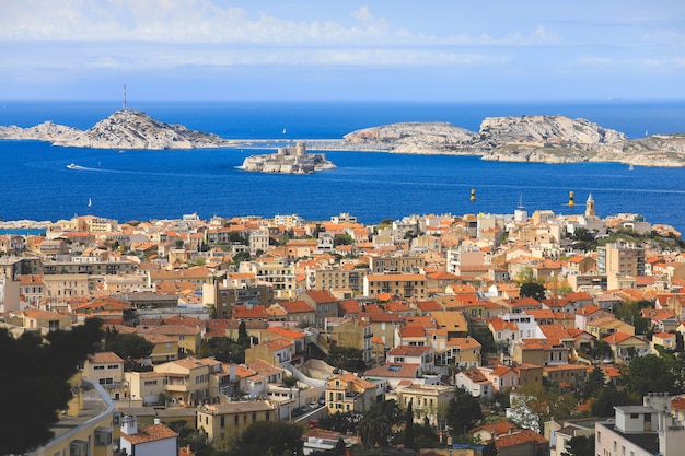 Vista panorâmica aérea da cidade de marselha, com barcos à vela no mar mediterrâneo no verão.