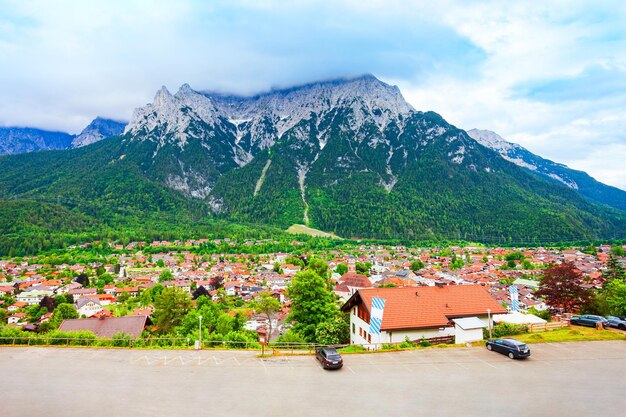 Foto vista panorâmica aérea da cidade de mittenwald e da montanha de karwendel, na baviera, alemanha