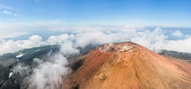 Vista panorâmica aérea da cratera do vulcão Tyatya Ilha Kunashir Ilhas Curilas Rússia
