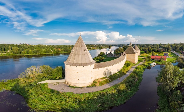 Vista panorâmica aérea da famosa fortaleza medieval em Staraya Ladoga ao pôr do sol Antigo forte histórico russo no rio Volkhov em um dia ensolarado de verão Europa Rússia Leningrado região São Petersburgo