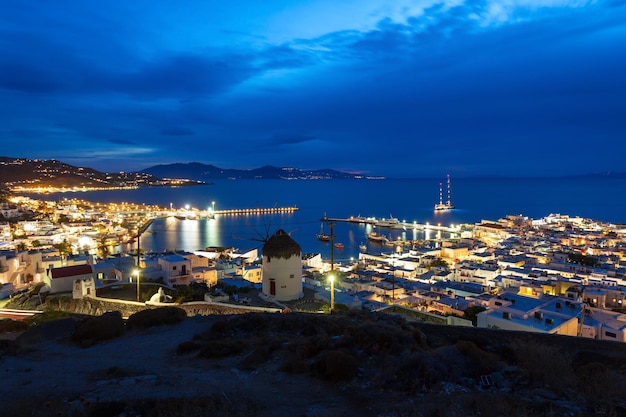 Vista panorâmica aérea da ilha de mykonos à noite. mykonos é uma ilha que faz parte das cíclades na grécia.