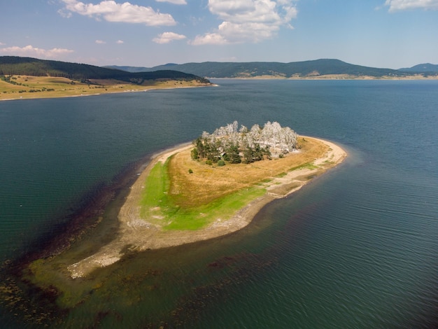 Vista panorâmica aérea da ilha em um reservatório de Batak localizado nas montanhas Rhodopa da Bulgária