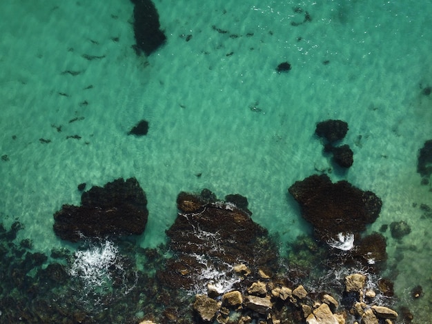 Vista panorâmica aérea da paisagem marinha com mar azul cristalino e costas rochosas Iates em uma bela lagoa no pano de fundo das rochas O conceito de um destino ideal para viagens de verão e férias