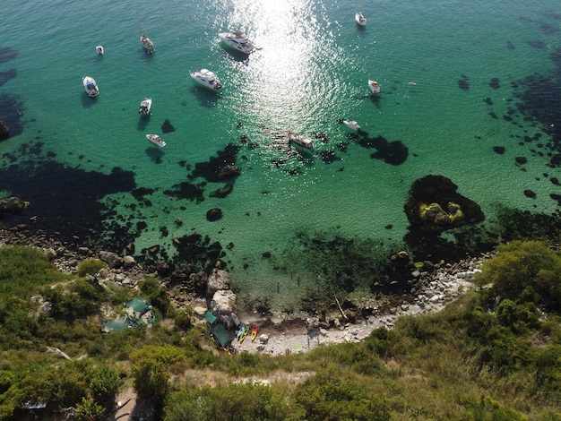 Vista panorâmica aérea da paisagem marítima com o mar azul cristalino e as costas rochosas dos iates em um