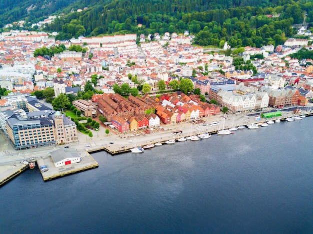 Vista panorâmica aérea de Bryggen. Bryggen é uma série de edifícios comerciais no porto de Vagen em Bergen, Noruega.