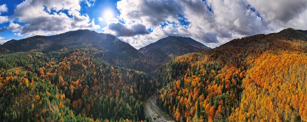 Vista panorâmica aérea de drones da natureza nas montanhas dos Cárpatos da Romênia cobertas
