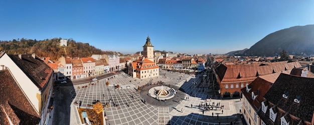 Vista panorâmica aérea de drones da Praça do Conselho em Brasov Romênia Antigo centro da cidade com Condado