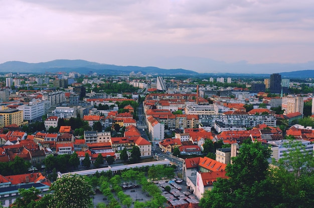 Vista panorâmica aérea de ljubljana, capital da eslovênia, na luz do sol quente. destino de viagem