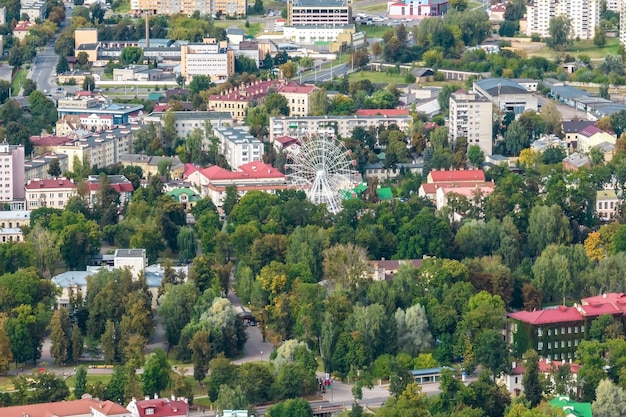 Vista panorâmica aérea de uma grande altura de uma pequena cidade verde provincial com setor privado e prédios de apartamentos altos