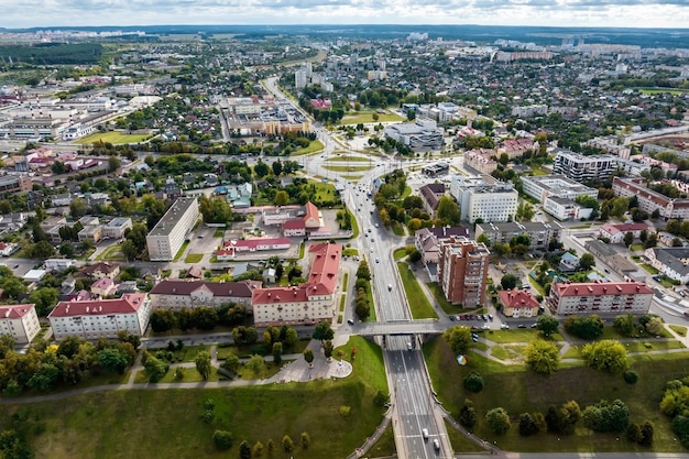 Vista panorâmica aérea de uma grande altura de uma pequena cidade verde provincial com setor privado e prédios de apartamentos altos