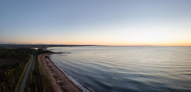 Vista panorâmica aérea de uma praia arenosa na costa do Oceano Atlântico