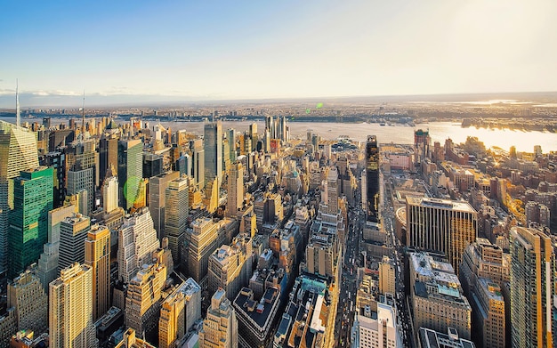 Vista panorámica aérea. en el distrito de Midtown de Manhattan en Nueva York. El río Hudson está en el fondo. Horizonte de la ciudad metropolitana, Estados Unidos. Edificio de arquitectura americana. Panorama de la metrópolis de Nueva York