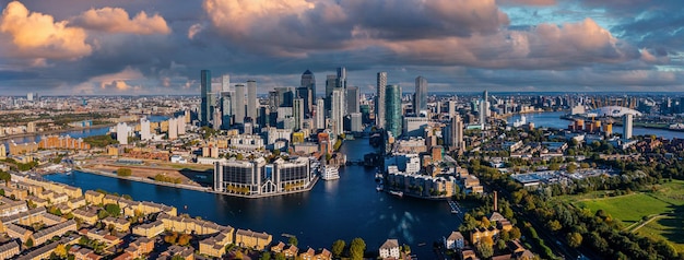 Vista panorámica aérea del distrito de negocios de Canary Wharf en Londres, Reino Unido. Distrito financiero de Londres.